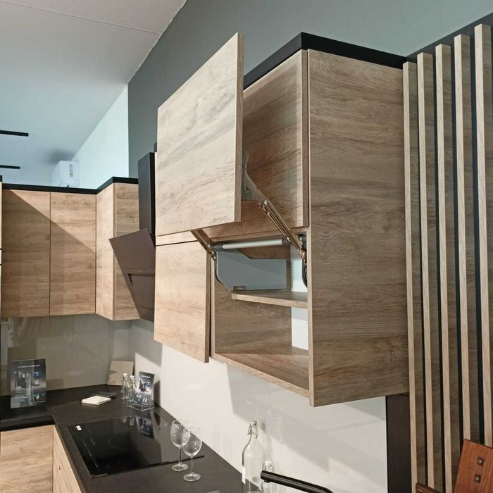 Meble kuchenne z ekspozycji sprzedam-płyta laminowana,okucia Blum