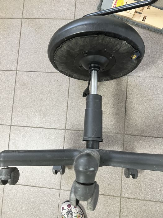 Стілець круглий на колесах