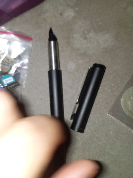 Caneta Parker mais dois pins da Parker ainda com duas ofertas