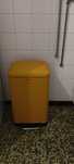 Cesto de lixo vintage amarelo