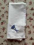 Guardanapos bordados com monogram “K” e coroa de conde