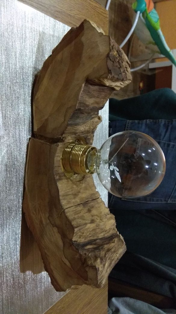 Drewniana lampa ręcznie robiona żarówka Edisona drewno kasztanowiec