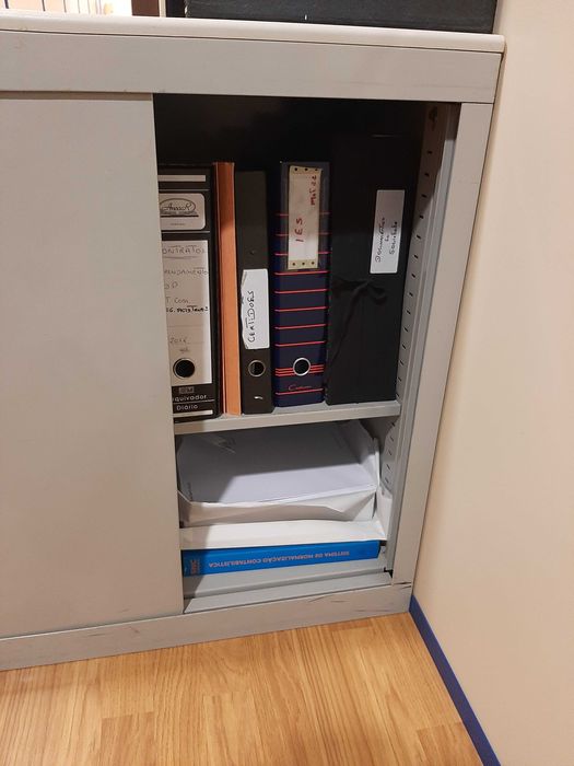 4 Móveis de metal de escritório