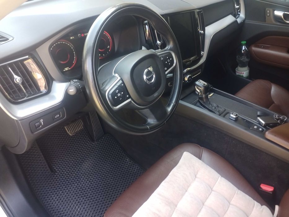 Продаю власний автомобіль VOLVO XC60 Momentum 2018 року