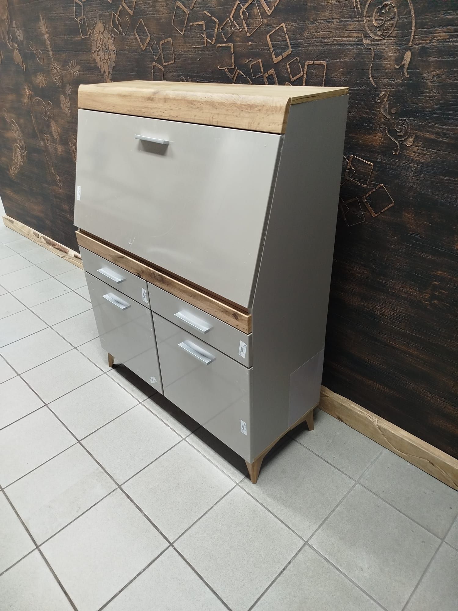 Sekretarzyk Latille – stylowy mebel
