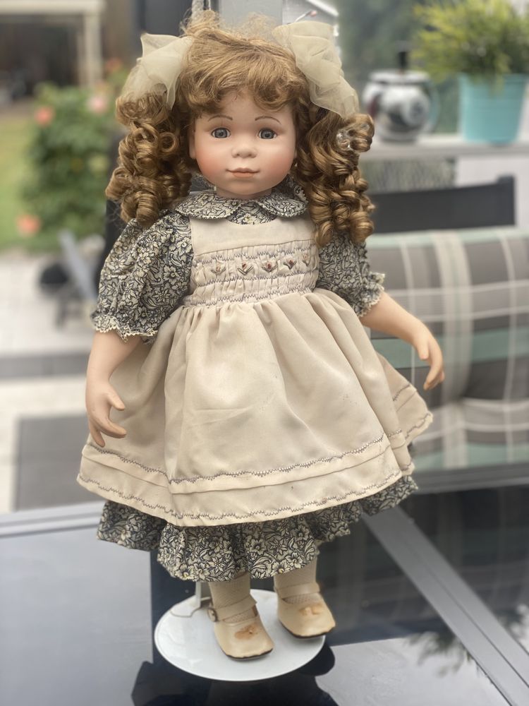 Продам немецкую колекционную куклу