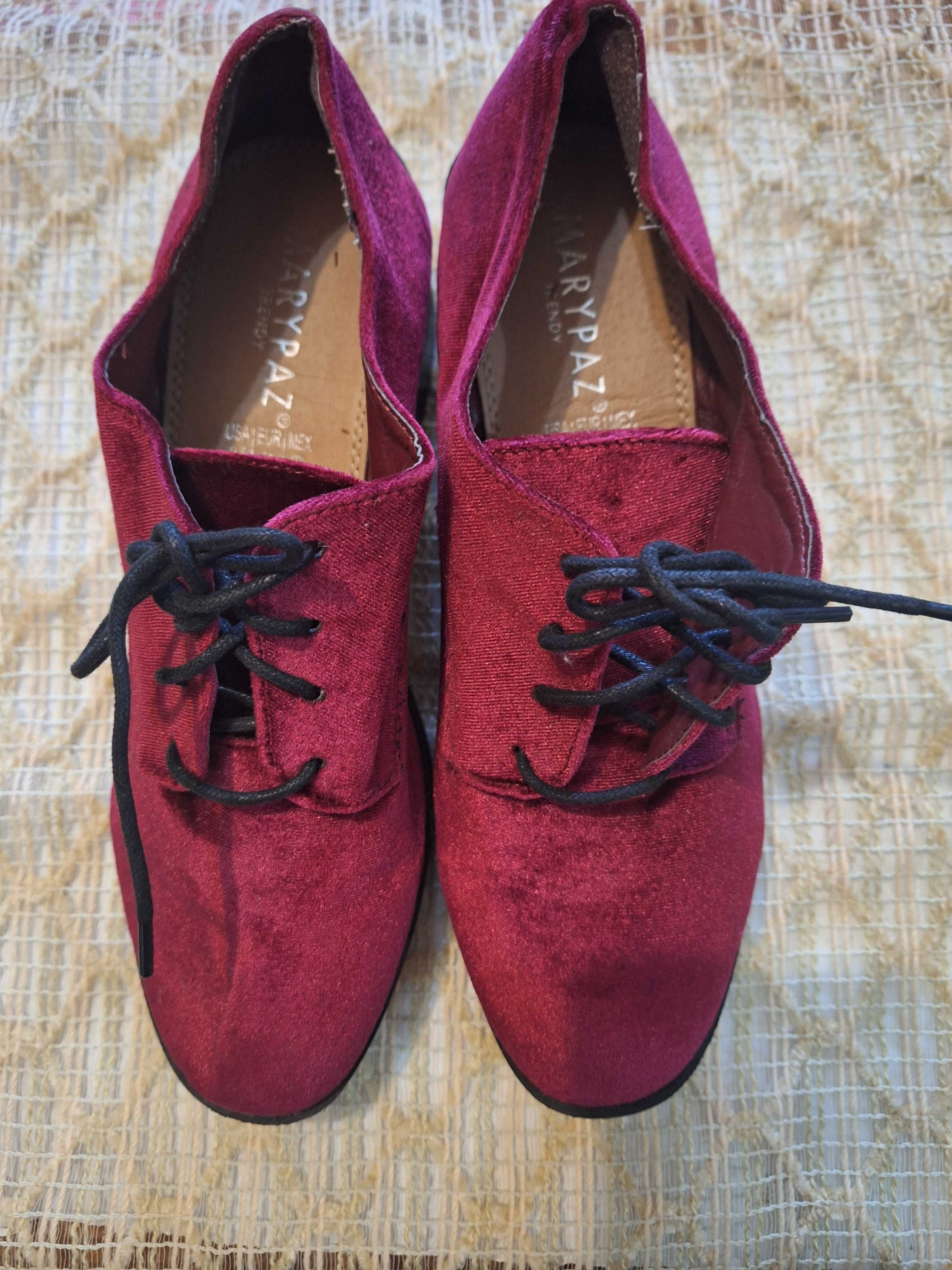 Sapatos novos revestidos de Veludo