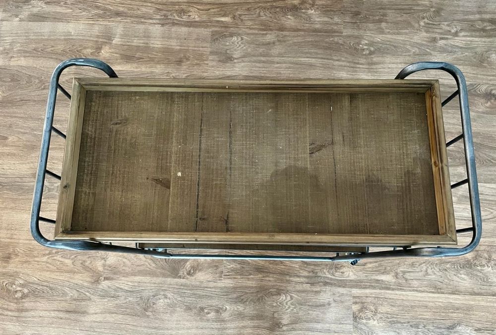 Mesa de apoio e garrafeira