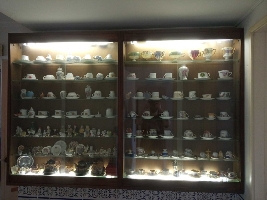 Bar de sala Vintage com bancos + Montra de Garrafas