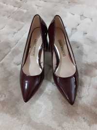 Sapatos em verniz bordeaux Zara