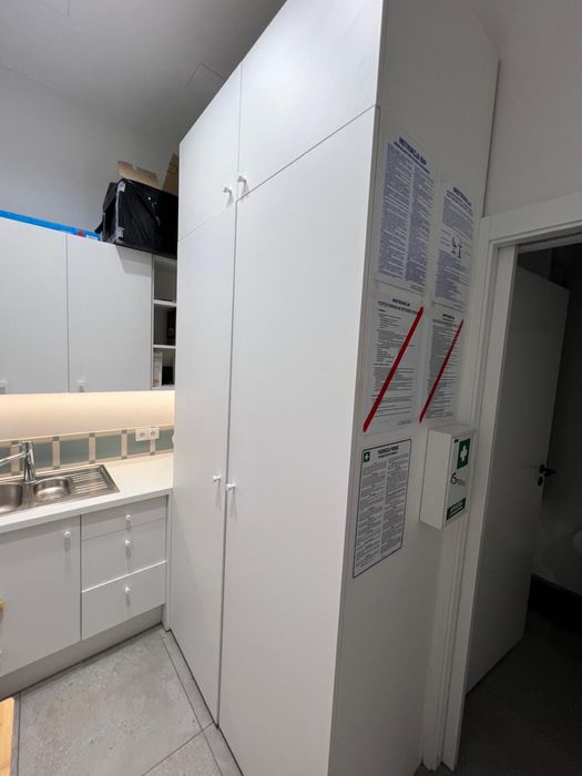 Wysoka szafa biurowa/garderoba - biala z kliniki stomatologicznej