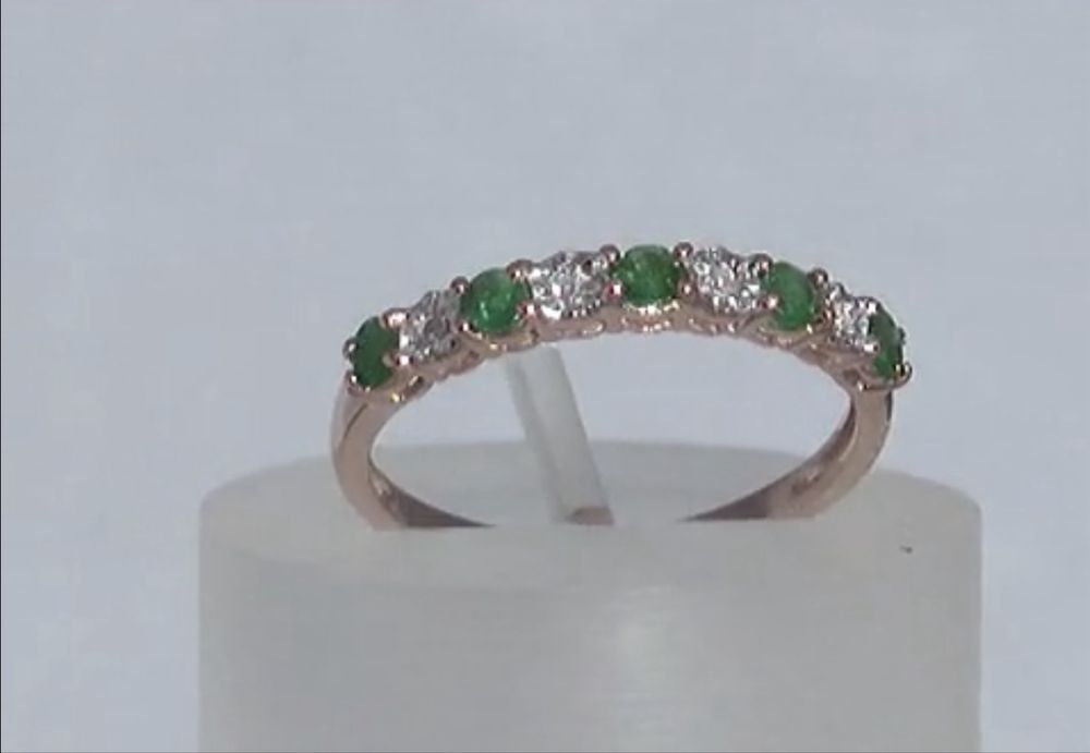 Превосходное золотое кольцо с бриллиантами и изумрудами