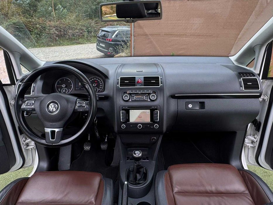VW TOURAN 2.0 TDI – 7 LUGARES – INTERIOR EM PELE – TETO PANORÂMICO