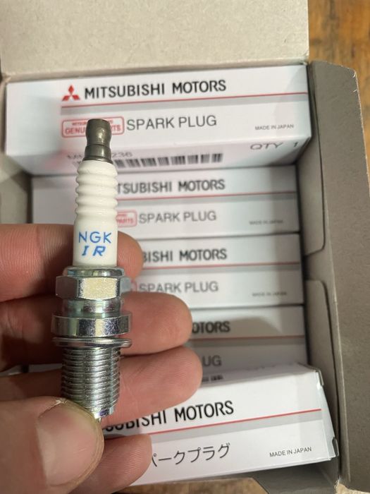 Свічка запалювання иридиевые свечи зажигания MN163236 NGK FR6EI