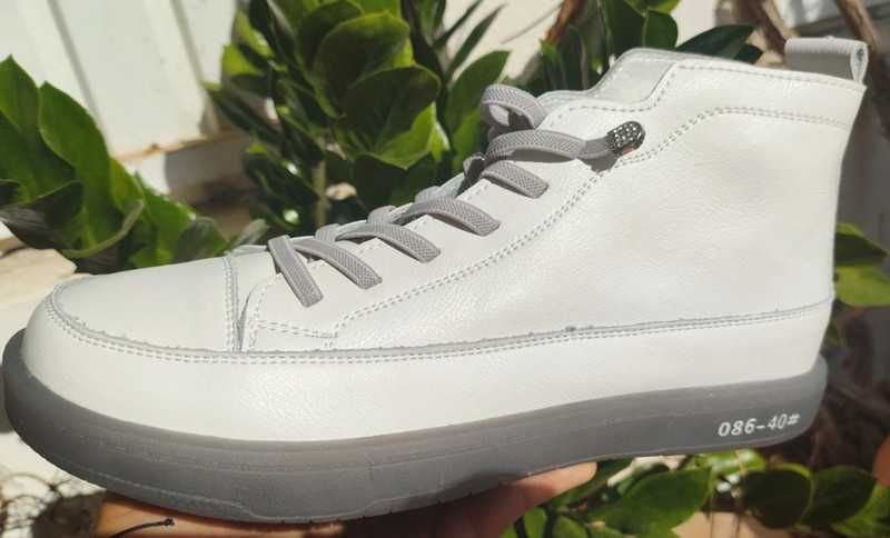 Bota branca de couro para mulher