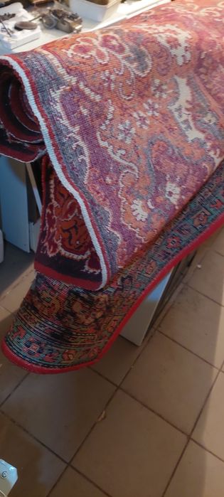 Килими гарні висіли на стене