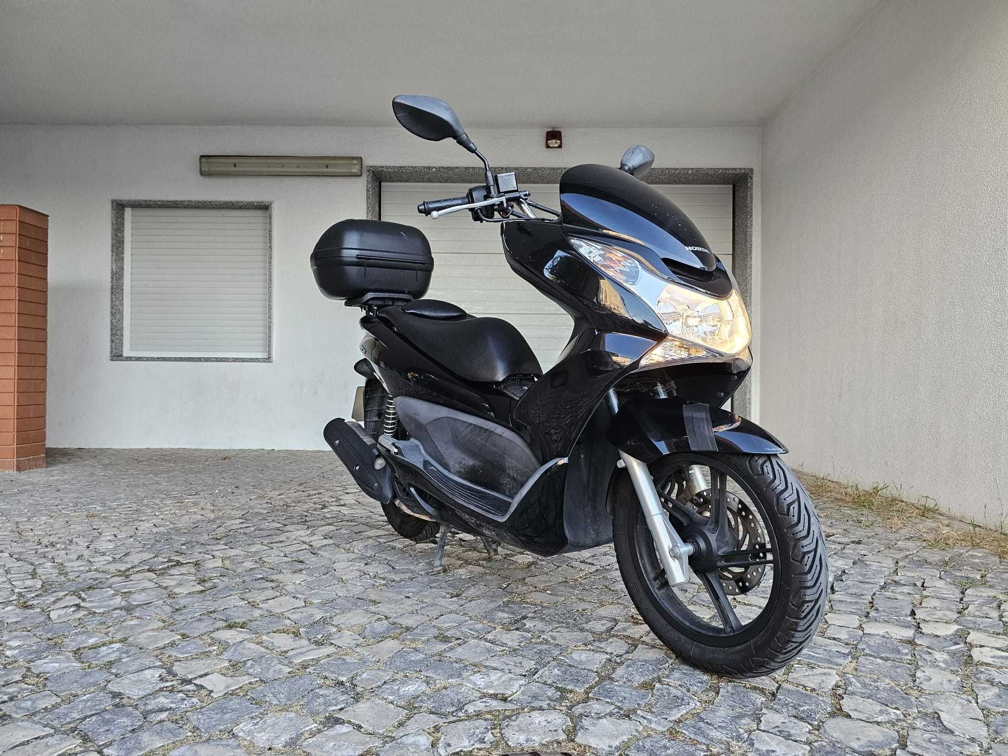 Honda PCX 125 com livro de revisões