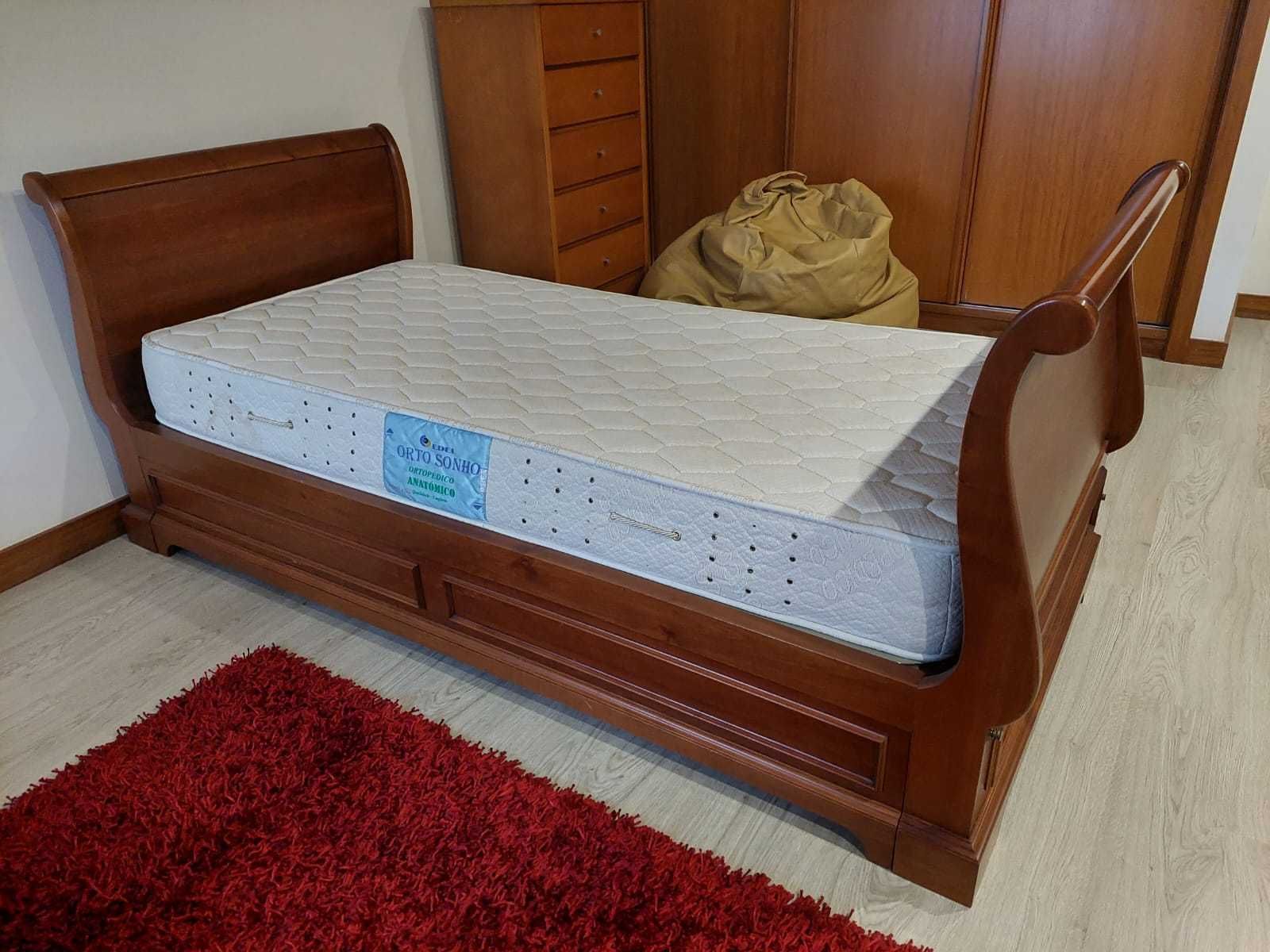 Cama de madeira maciça