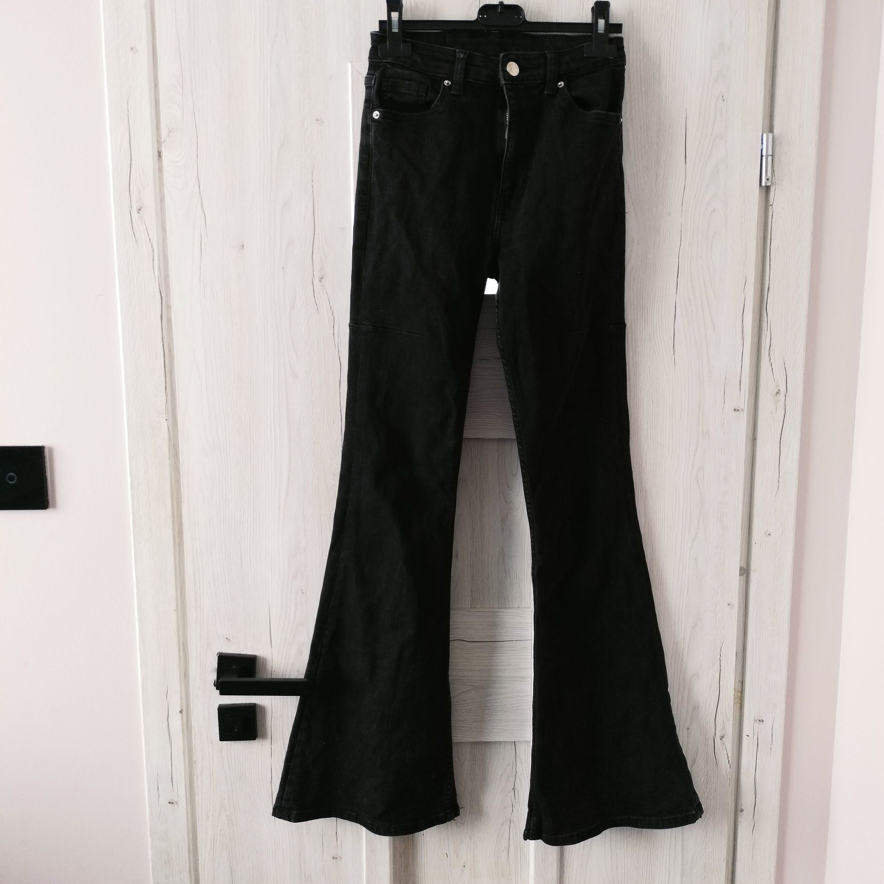 Jeansy czarne szare Bershka 34 xs flary dzwony
