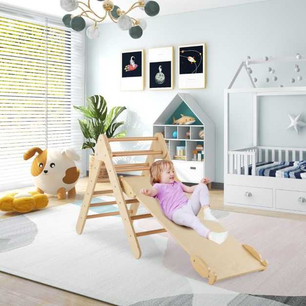 Trójkątny drewniany plac zabaw dla dzieci z rampą