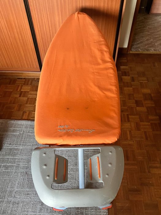 Tábua de passar roupa com capa em ótimo estado!