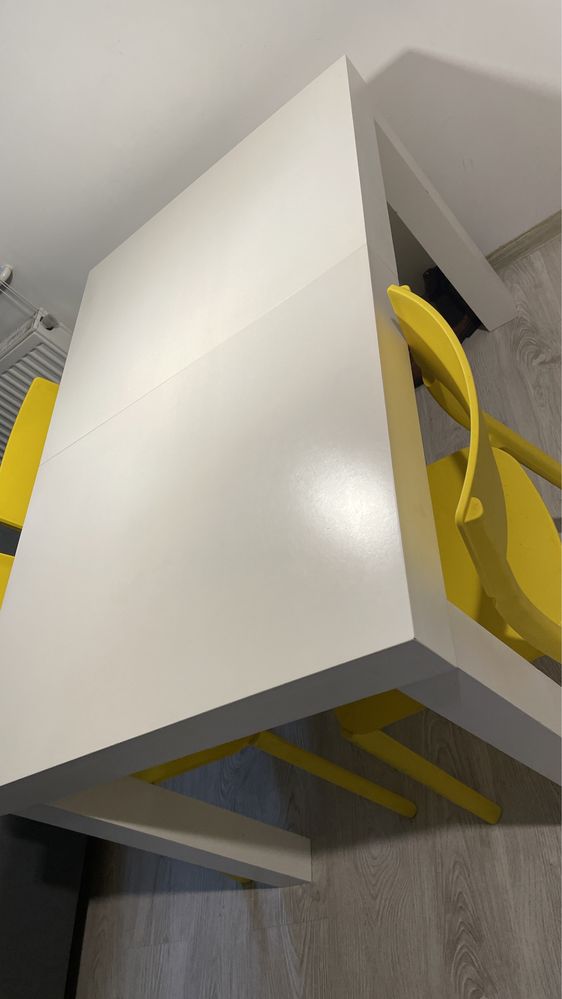 Stol i żółte krzesła z Ikea.