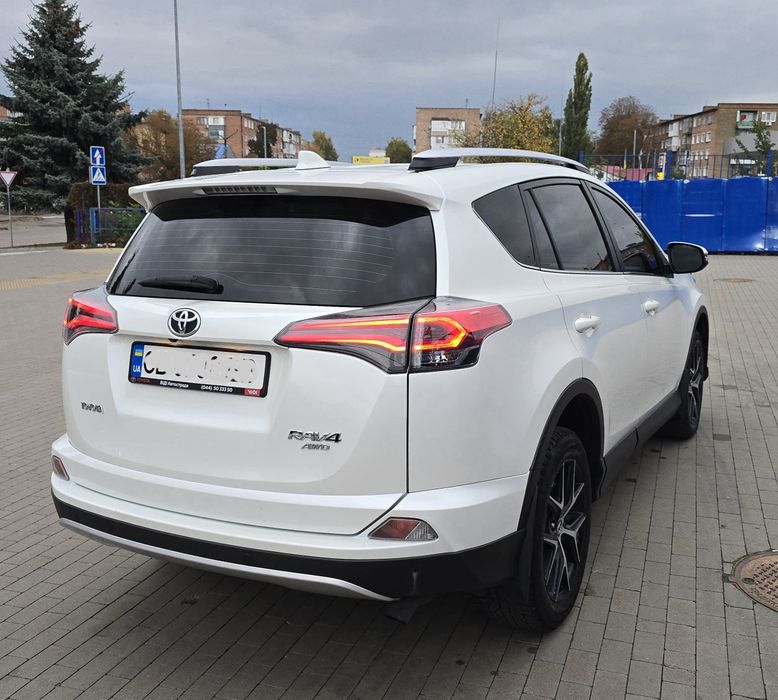 Продам офіційний Toyota Rav4