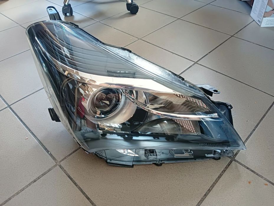 Toyota Yaris III 2014-2017 lift prawa lampa reflektor EUROPA