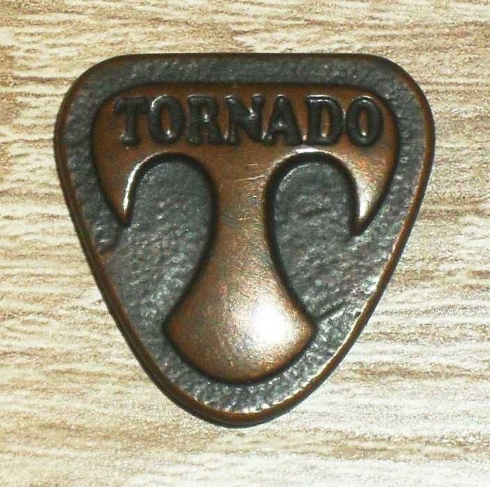 TORNADO nitowany emblemat, przypinka, miedziany znaczek "T".