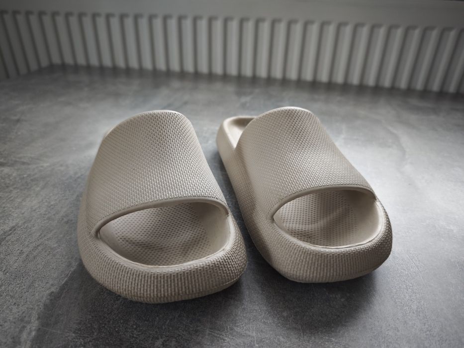 Beżowe klapki piankowe Pepco