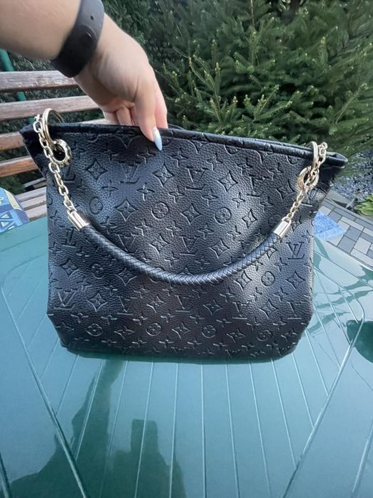 Сумка louis vuitton чорна з тисненням монограми!.