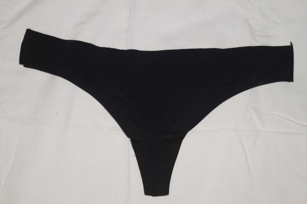 Nowe klasyczne damskie stringi.