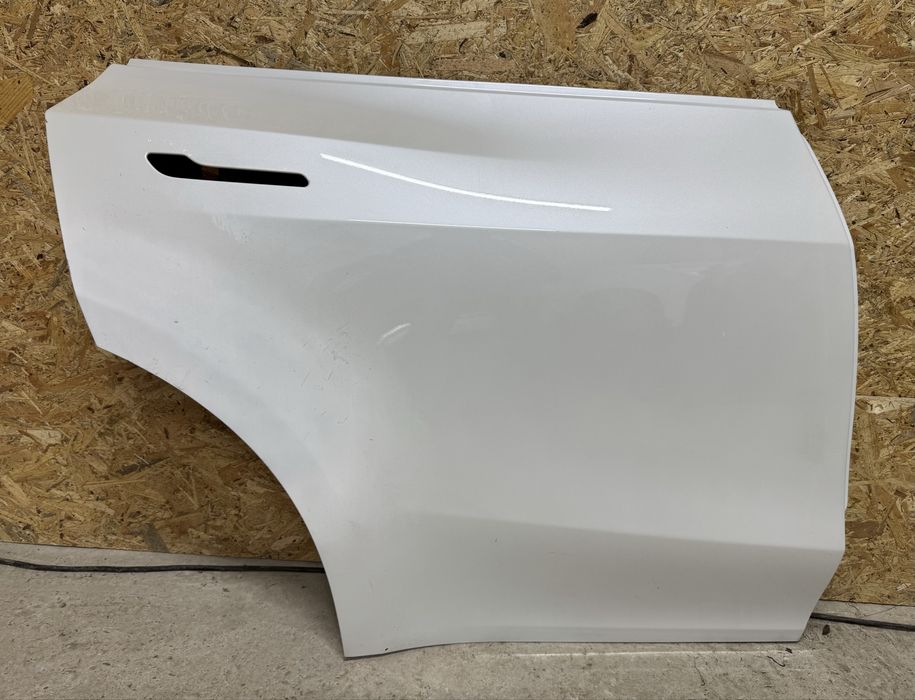 Tesla Model Y двері задні праві