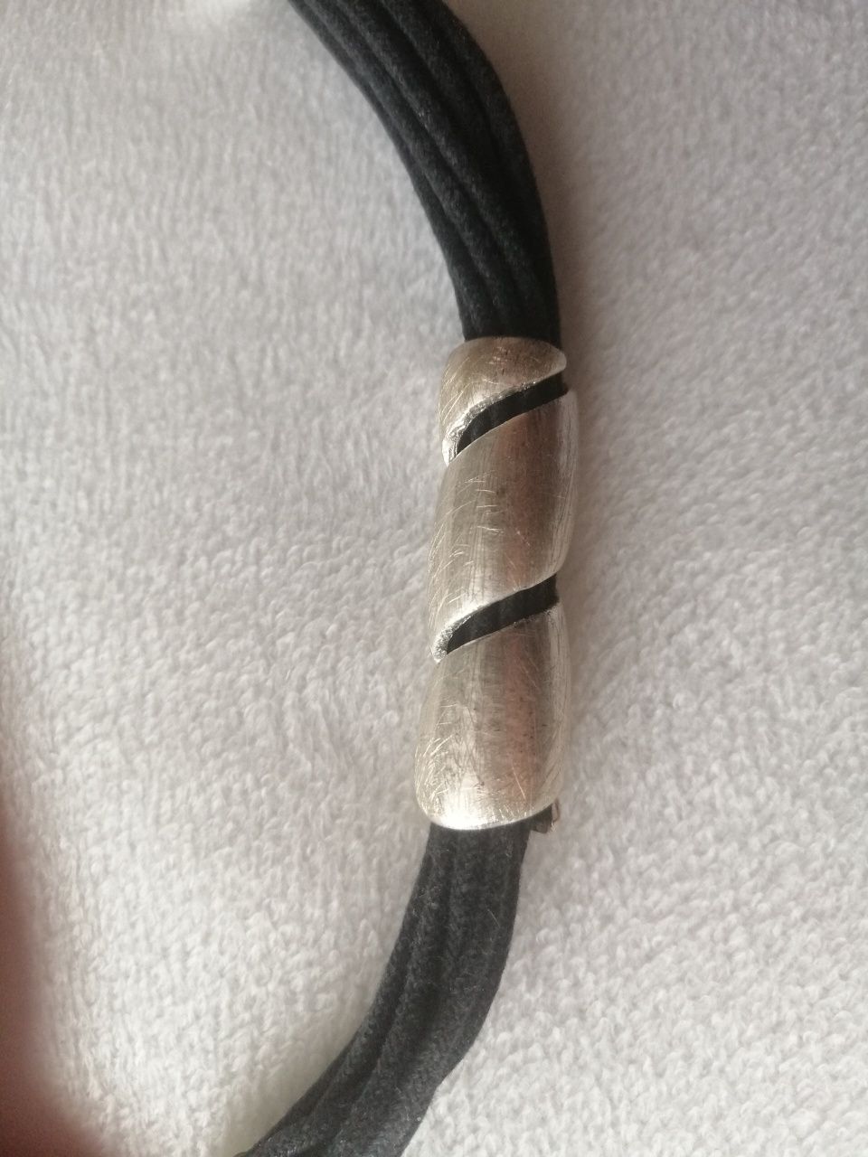 Bransoletka ze sznurków ze srebrnymi elementami