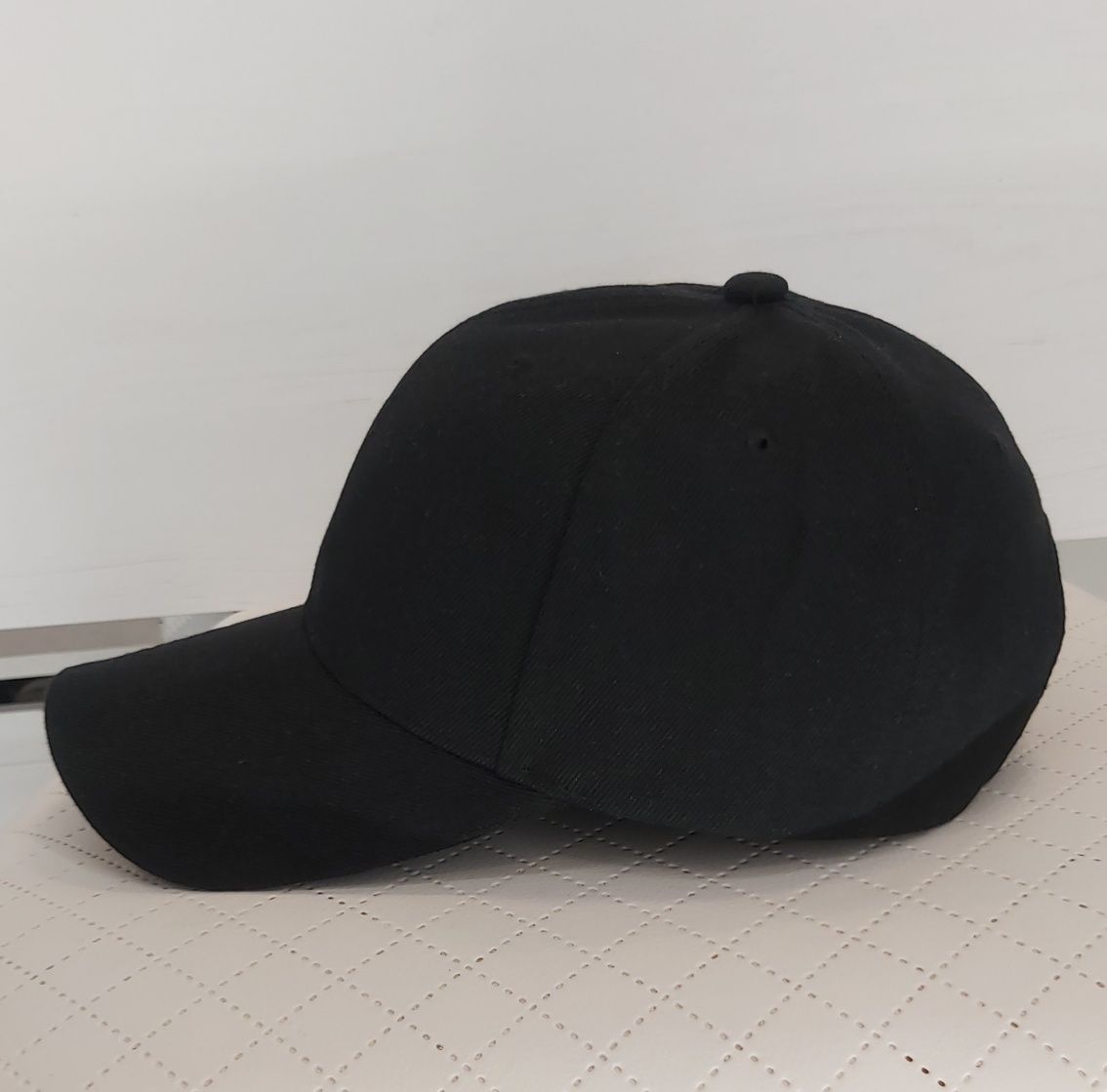Czarna czapka z daszkiem