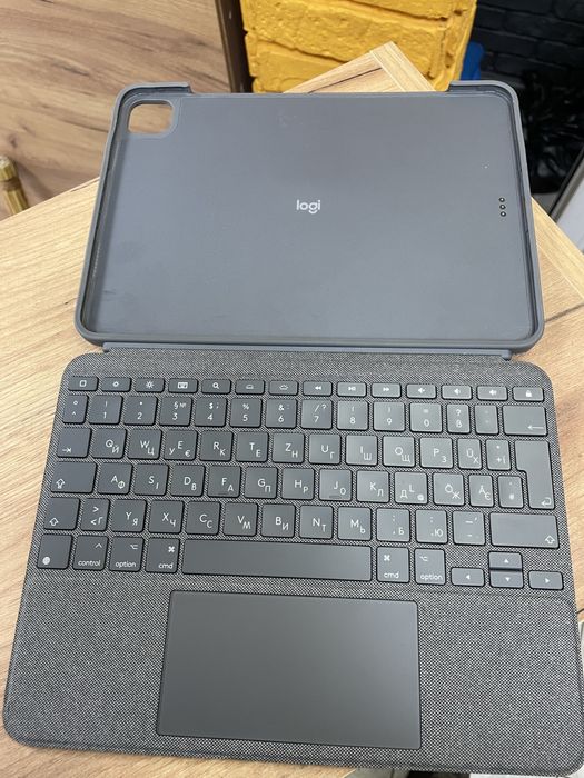 Чехол-клавіатура Logitech Combo Touch для Apple iPad Pro 11