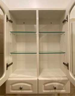Armário de casa de banho com portas em vidro transparente biselado