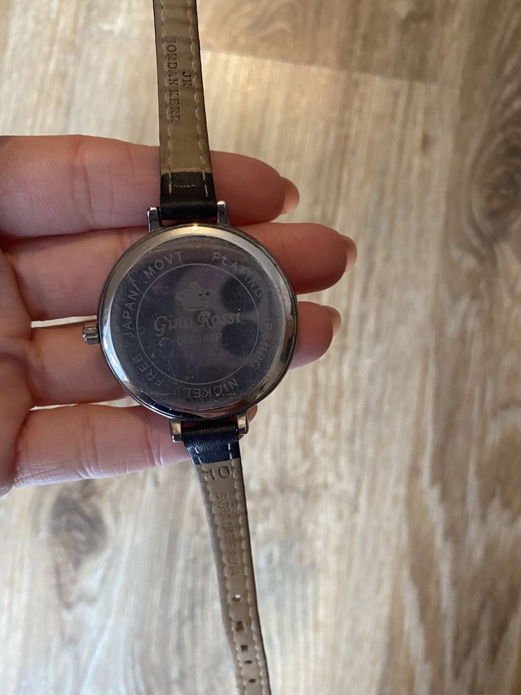 Czarny zegarek na pasku marki Gino Rossi