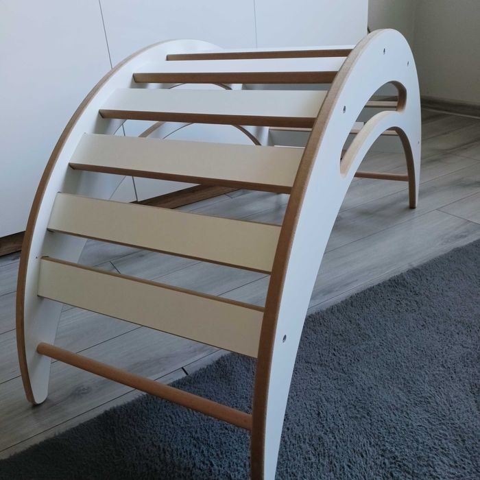 Duży drewniany bujak ze zjeżdżalnią