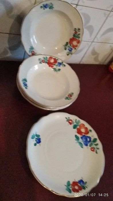 Продам фарфоровые блюда и тарелки.