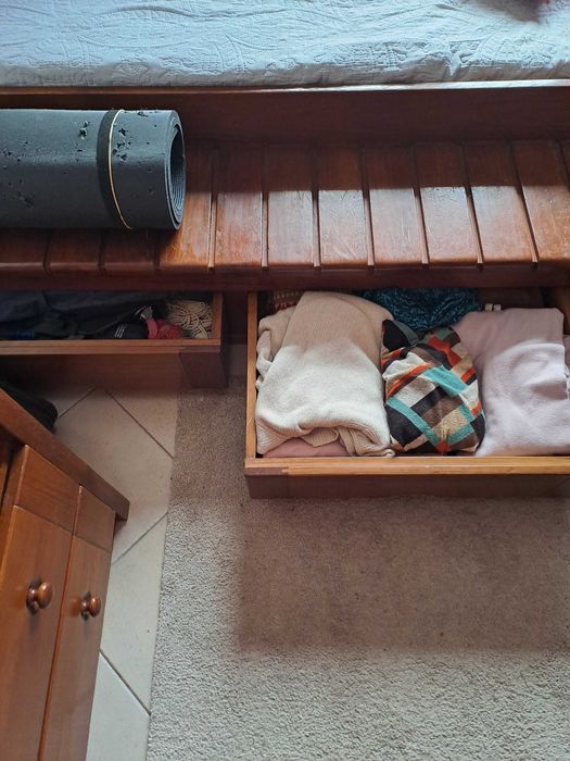 Conjunto 2 camas de corpo e meio. Pinho