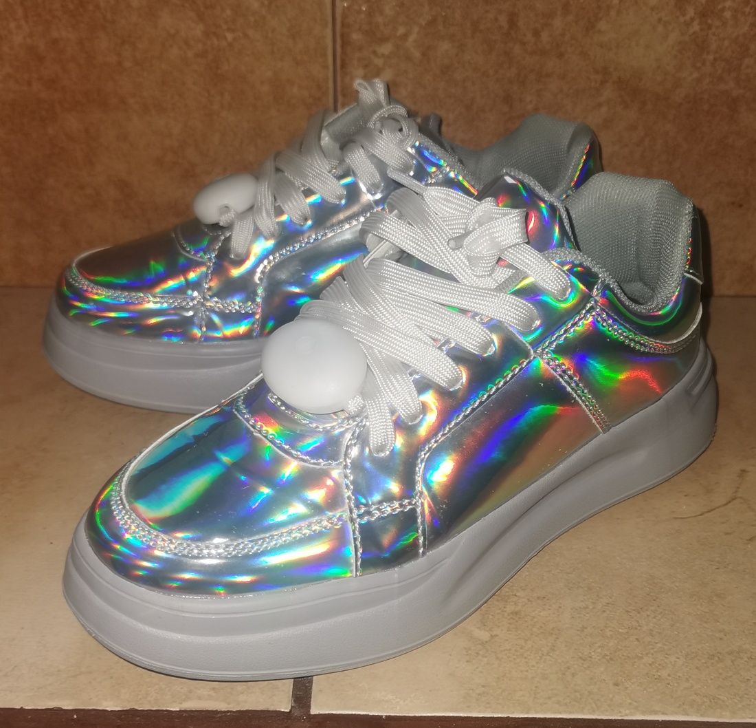 Sneakersy holograficzne z sznurowkami LED