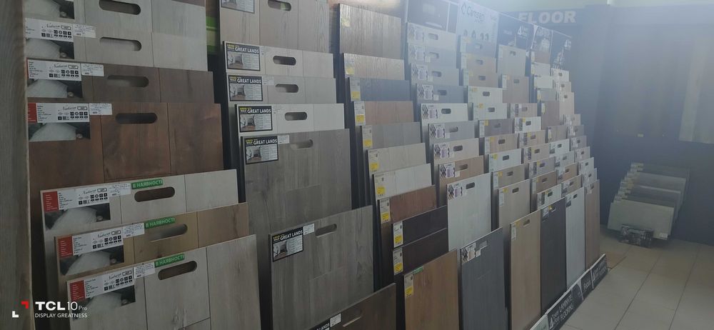 Ламінат, підкладка, плінтуса та порожки.