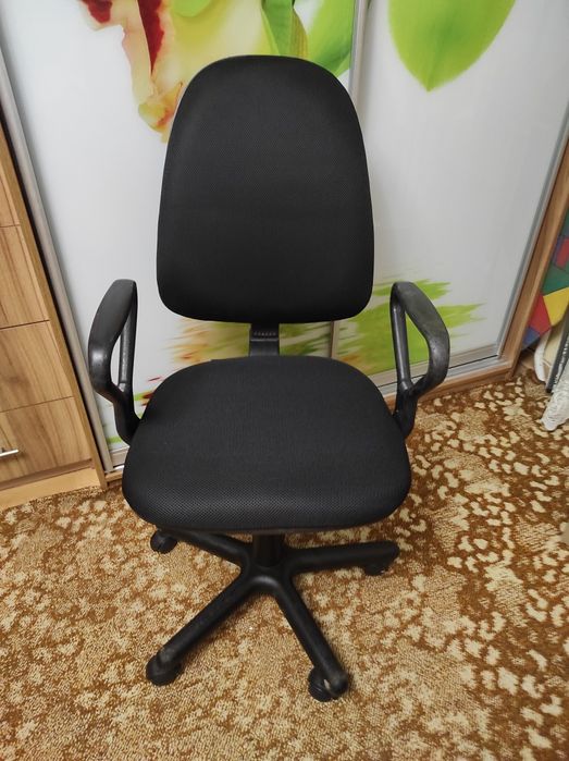 Крісло офісне в хорошому стані