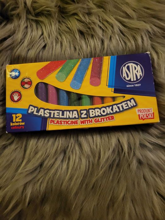 Plastelina z brokatem