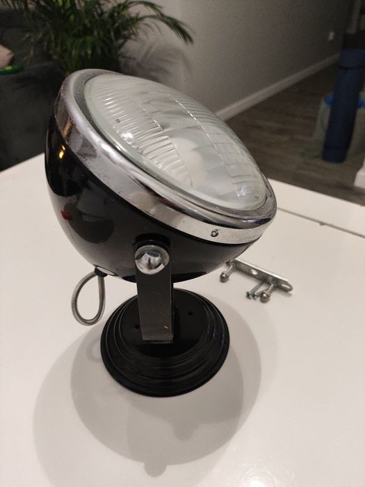 Lampa sufitowa stylizowana na lampę od motoru