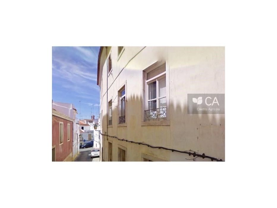 Prédio de habitação e comércio, com duas frentes, situado no centro...