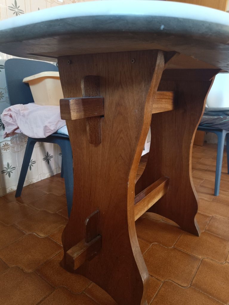Mesa em madeira maciça e mármore