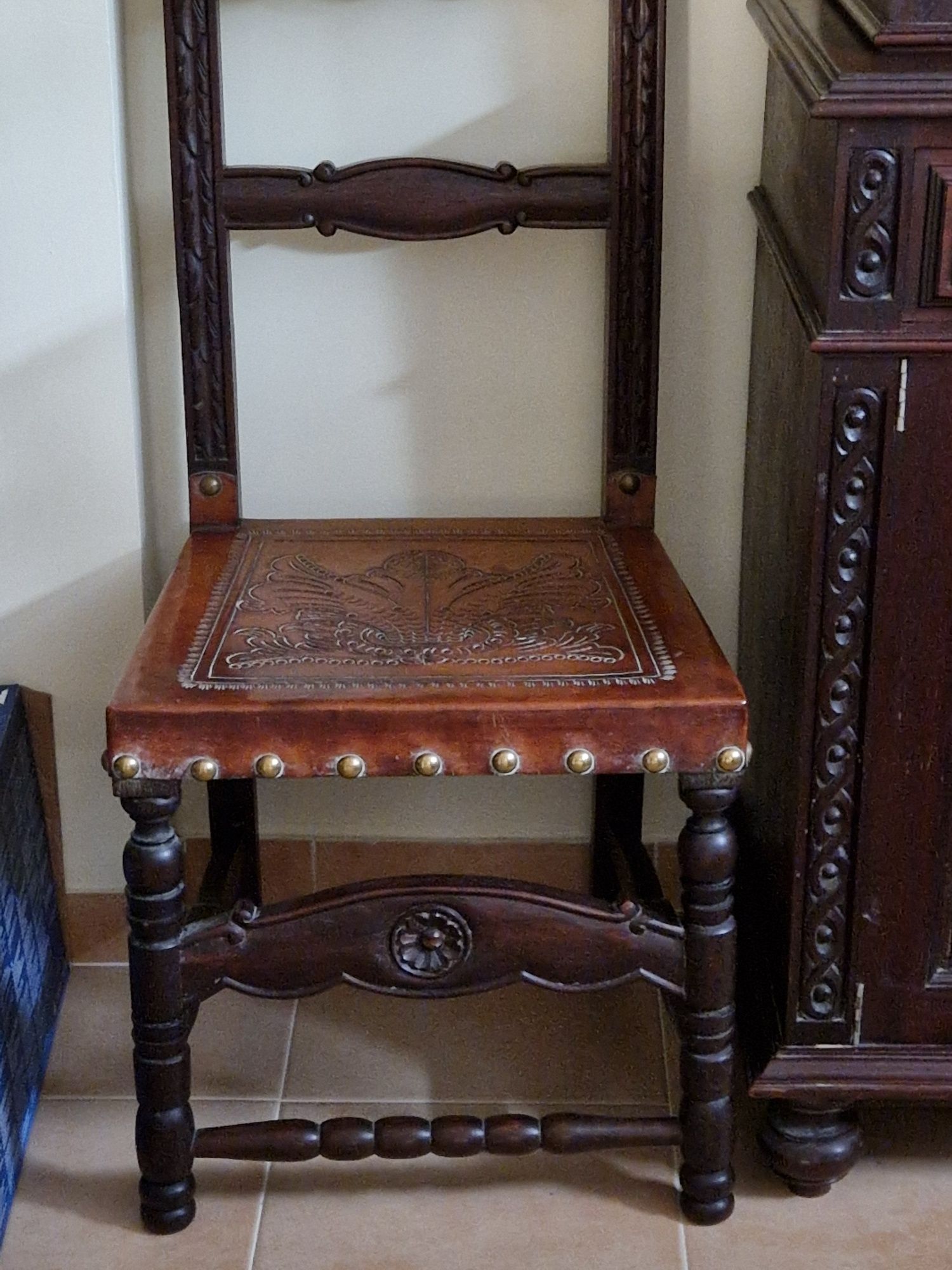 Cadeirão senhorial em pele gravada e pau-santo entalhado / Vintage