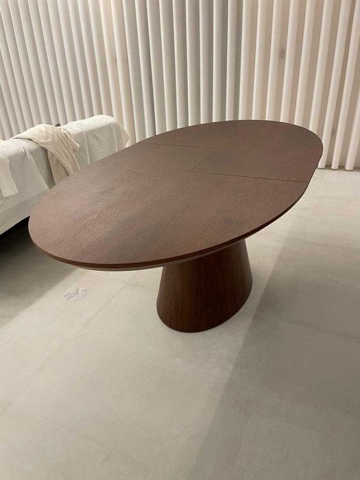 Mesa de jantar oval e extensível em MDF e folheado